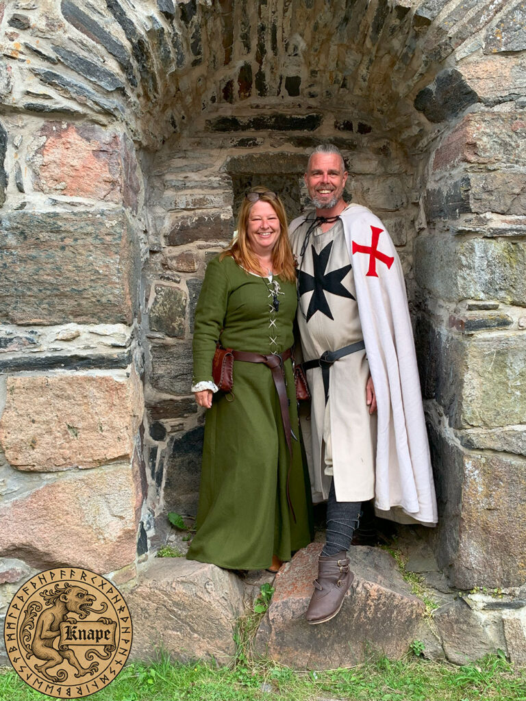Knape ståendes vid muren på Bohus fästning