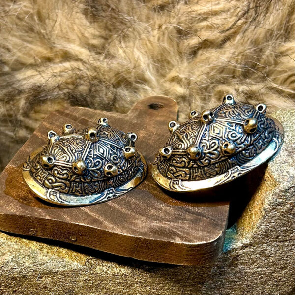 Vikingbrosch från Saltvik liggandes på trä och päls