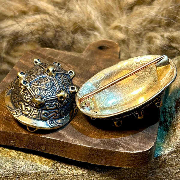 Vikingbrosch från Saltvik liggandes på trä och päls
