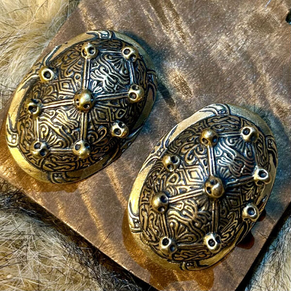 Vikingbrosch från Saltvik liggandes på trä och päls