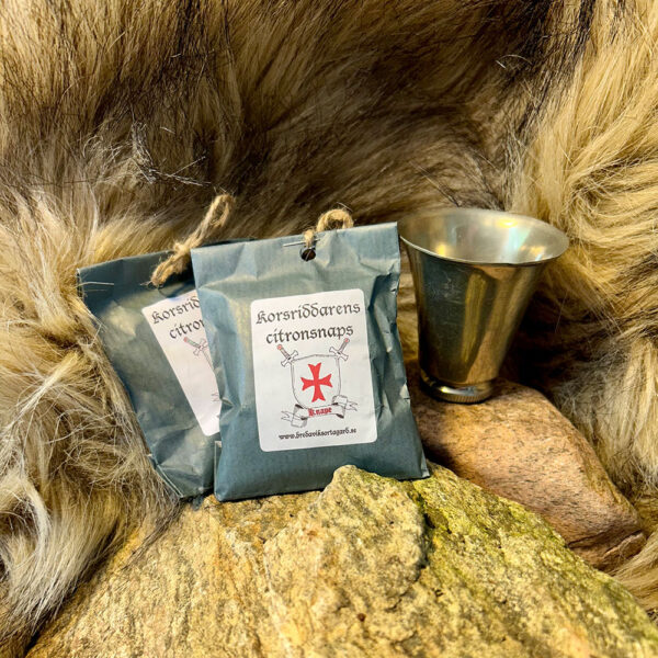 Kryddpåsar med snapskryddor i omgivna av sten och päls