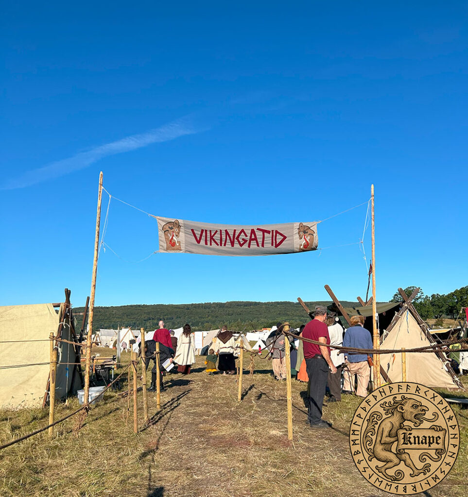 Skylt på väg in på Gudahagens vikingamarknad