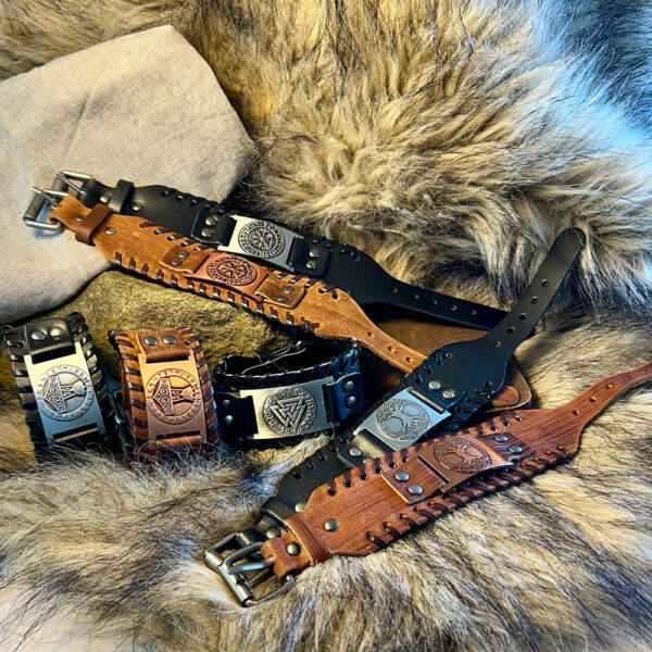 Armband i läder med vikingasymboler liggandes på päls