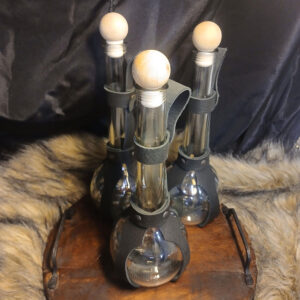 Långhalsad glasflaska med bälteshållare