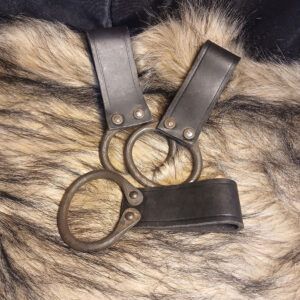 Bältesring för yxa i läder med handsmidd ring